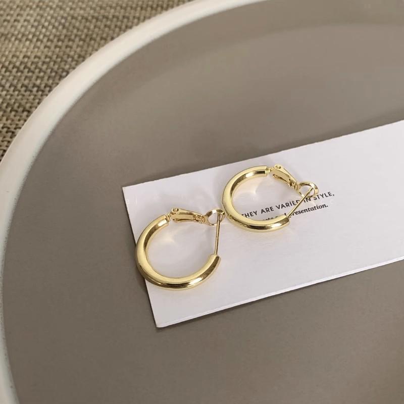 

Женские золотые серьги-кольца маленького размера 2024 - Нишевый дизайн высокого класса