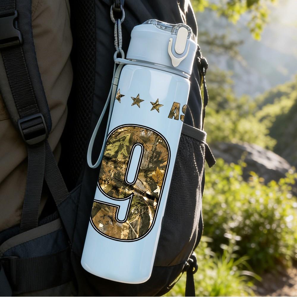 1PC 99 Number Retro Gold Badge Print 750ml Color Plastic Sports Water Bottle Leakproof Flip Straw Lid Suitable for Sports Office Home Use