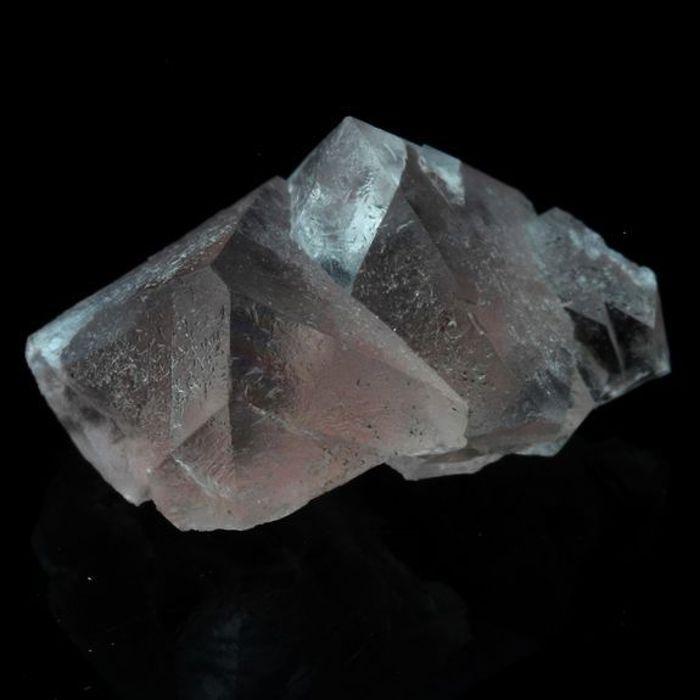 Pierres et Minéraux. Fluorite rose. 8.06 ct. Massif du Mont-Blanc, France..