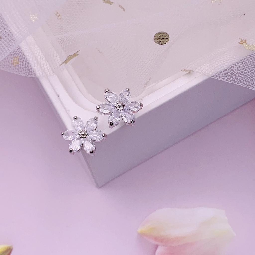Petal Zircon Stud Earrings, Simple and Versatile Temperament, Small Personality, Super Flash Earrings, Earrings.
