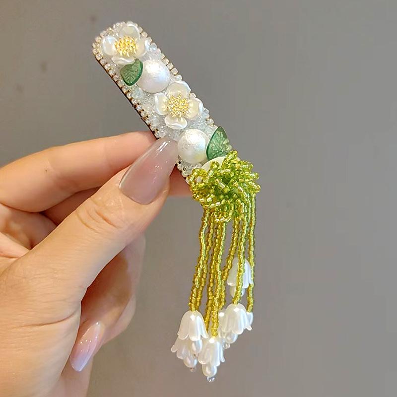 

Заколка для волос «Ландыш» с кисточкой из бусин, кружевом и стразами