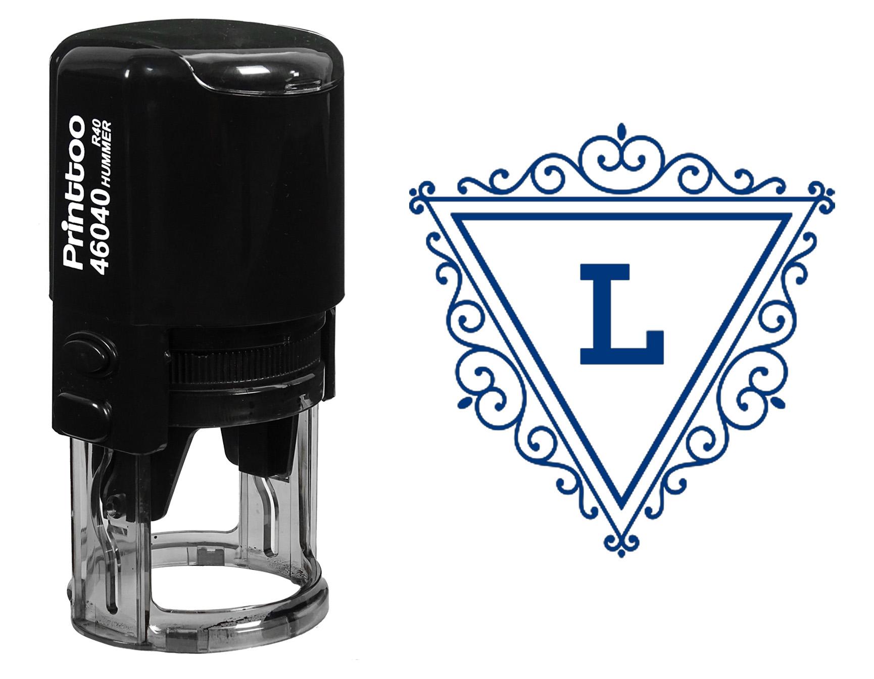 

Printtoo Трикутна рамка з вихорами Монограма з ініціалом літери L Офісне приладдя R-40 Самонабірний гумовий 30 mm Diameter (Approx) синій