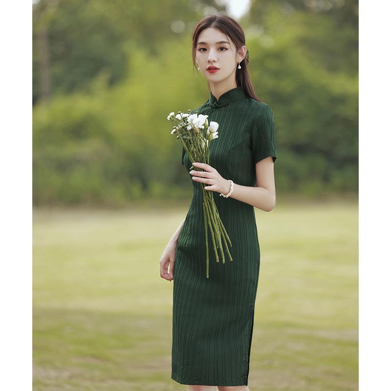 2025 New Green Retro Cheongsam: Elegant Summer Style for Young Women with a Literary Republic of China Influence