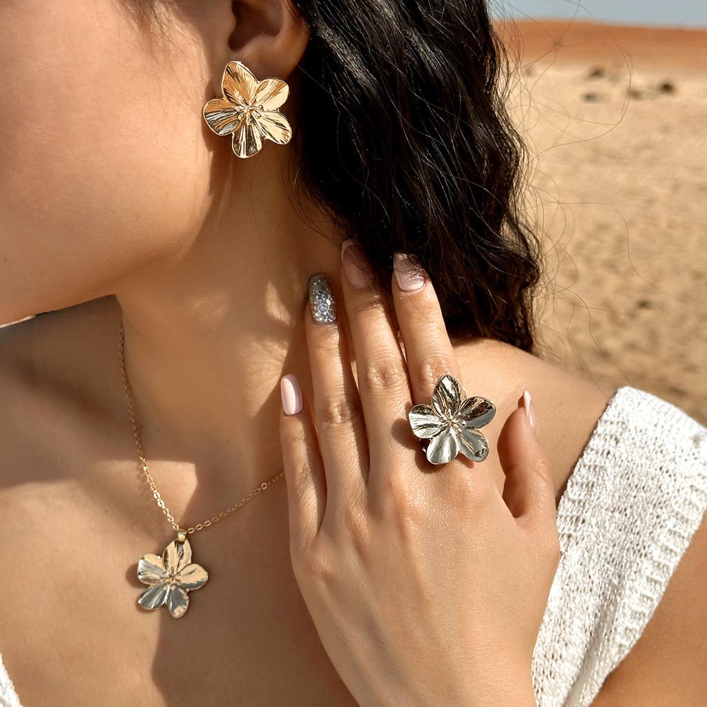 Floral Metal Pendant Necklace With Alloy Charm For Women Fashion Jewelry Set