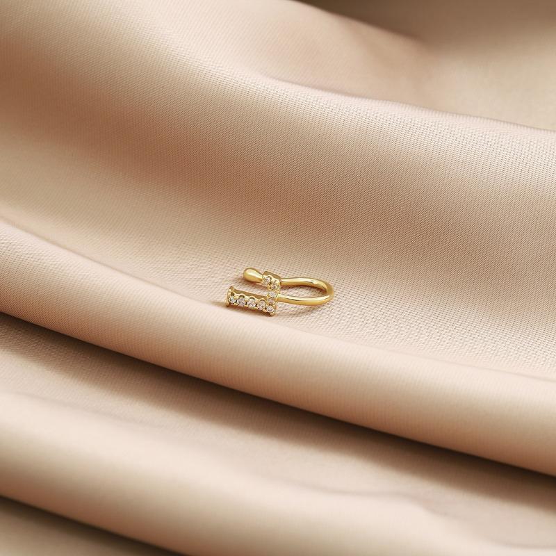 A 26-letter U-shaped Diamond-encruted Nose Stud Without A Pungent Clip