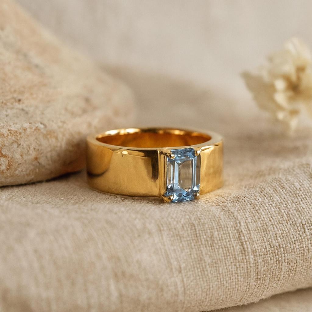 Pierścionek z akwamarynem o szlifie szmaragdowym – Szeroka obrączka platerowana żółtym złotem – Kamień urodzeniowy marca Minimalistyczna biżuteria ślubna Prezent dla niej