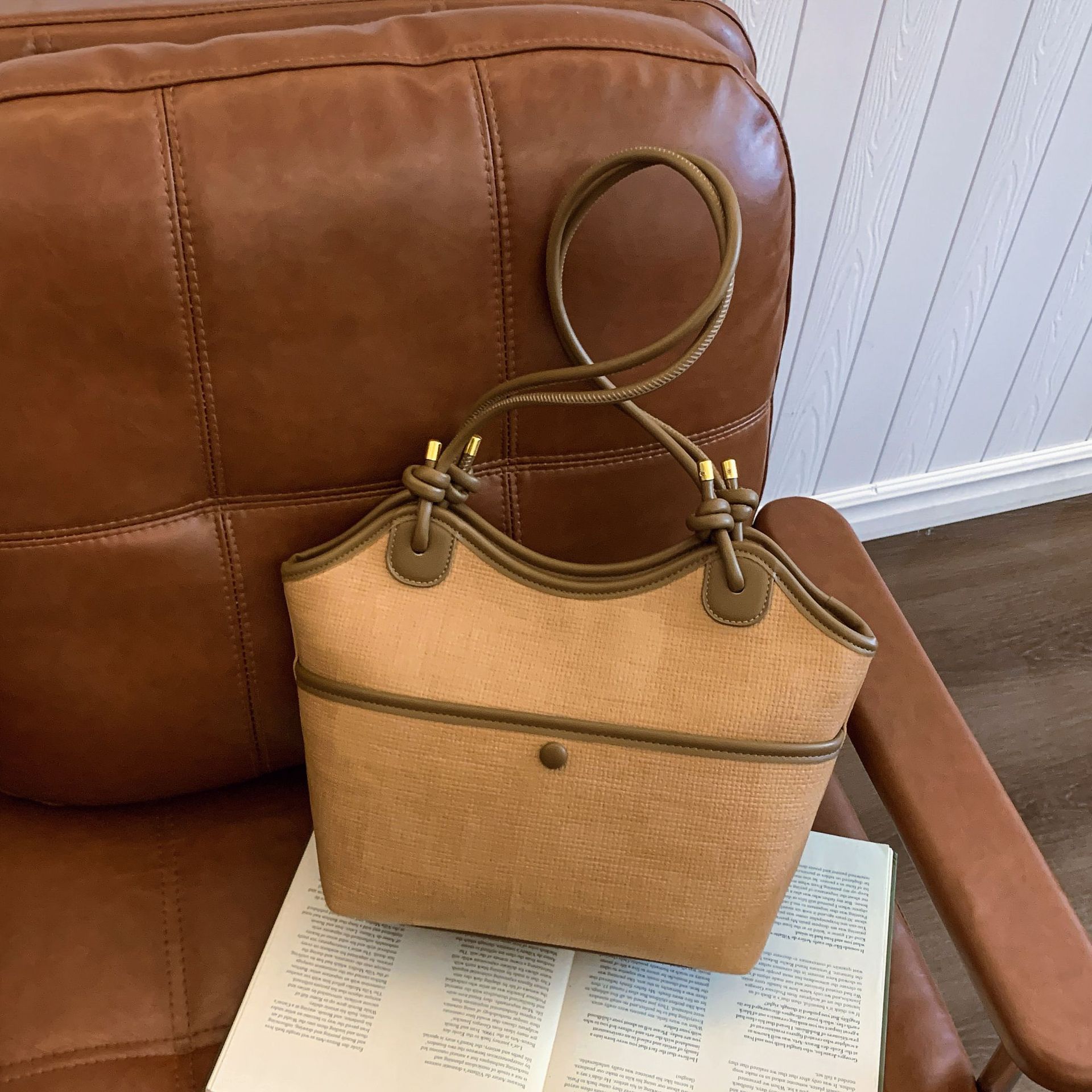 

New large-capacity commuter tote bag women s 2025 summer simple armpit bag Korean version fashion shoulder bag коричневий