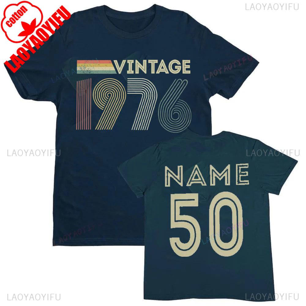 Koszulka na 50. urodziny z 1976 roku z personalizacją na 2026 rok. Pomysł na prezent z własnym imieniem. Letnie, oddychające koszulki. Nostalgia, retro.
