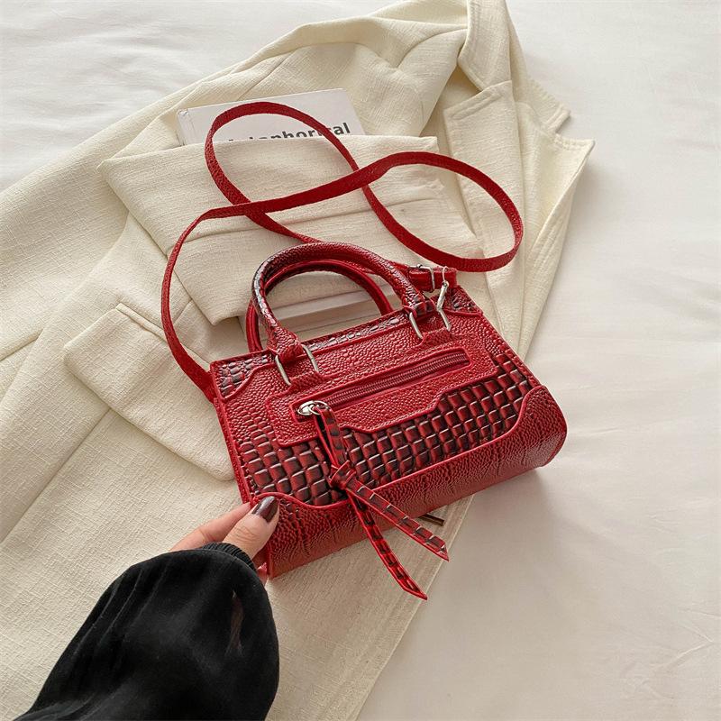 

Проста і стильна сумочка літня нова жіноча сумка 2024 повсякденна персоналізована сумка через плече проста і стильна жіноча сумка-мессенджер червоний