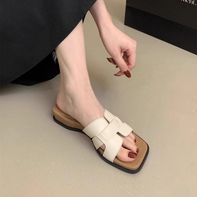 Keilabsatz Plateau Pantoletten Damen Sommerbekleidung 2025 neu Urlaub mit Rock Ein-Wort Französisch atemberaubende Sandalen mit eckiger Spitze