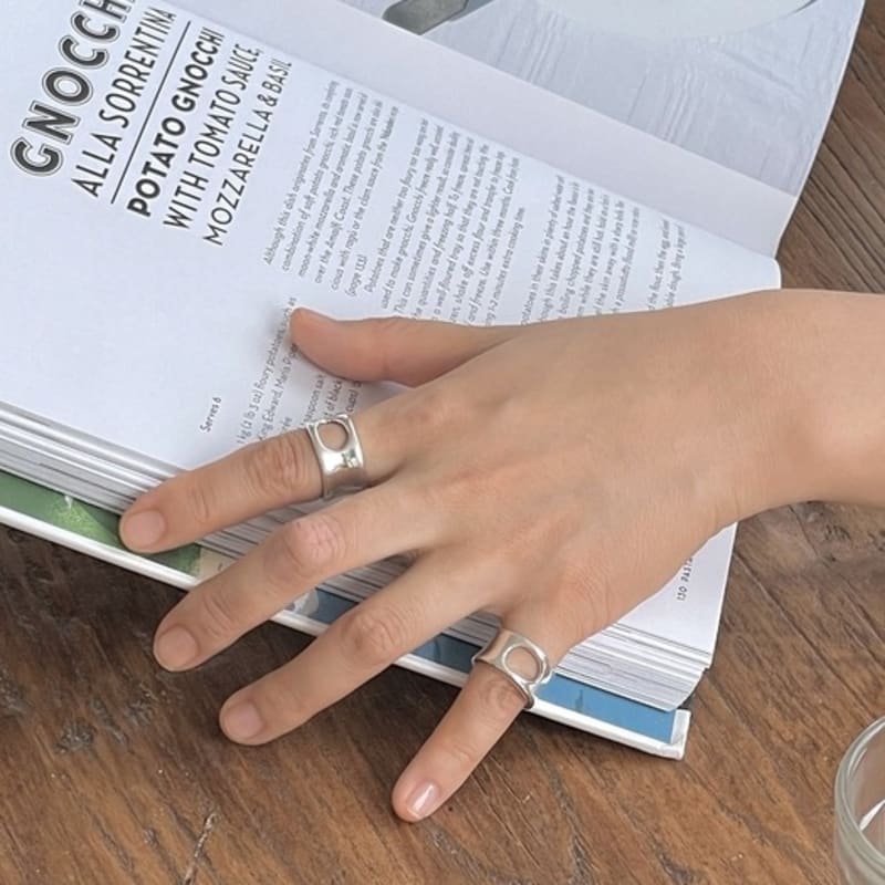 THE BORING bold window ring