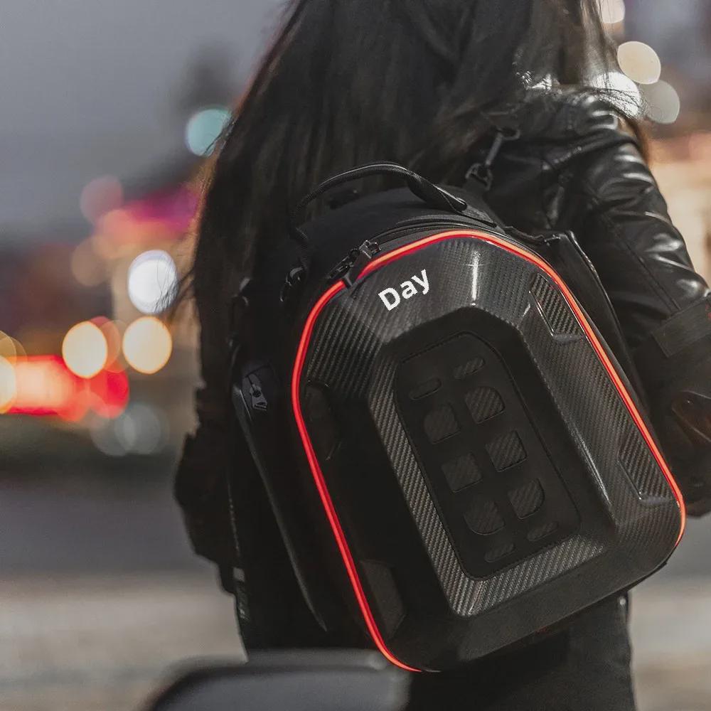 Motocyklový multifunkční pevný skořepinový ocasní vak a LED batoh na helmu