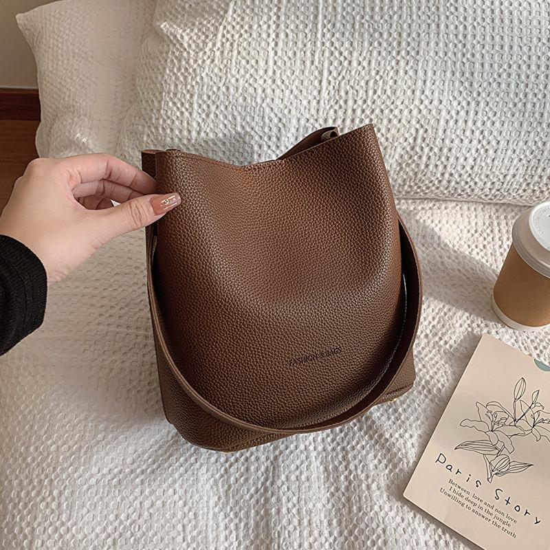 

Trendy Women s Vintage Bucket Bag With Spacious Interior And Elegant Simple Design For Daily Use кавовий