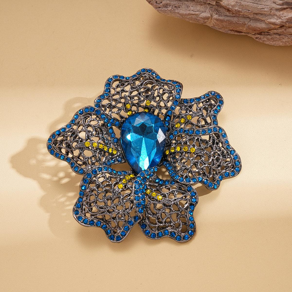 

Diamond water drop hollow flower pattern brooch retro pin light luxury accessories