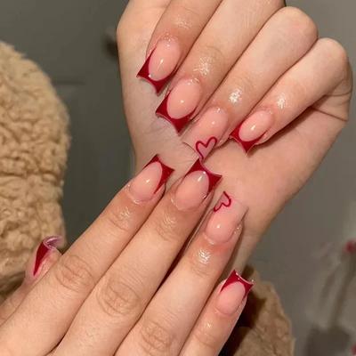 24 stycken Enkelt Rött Franskt Falskt Nagelkortsset Korta Fyrkantiga Falska Naglar med Lim Avtagbara Nageltippar Kärleksmönster Press-on Naglar