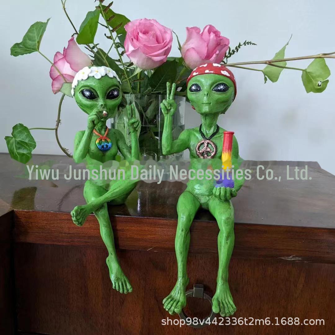 

Украшение для сада в виде инопланетного НЛО в виде гнома