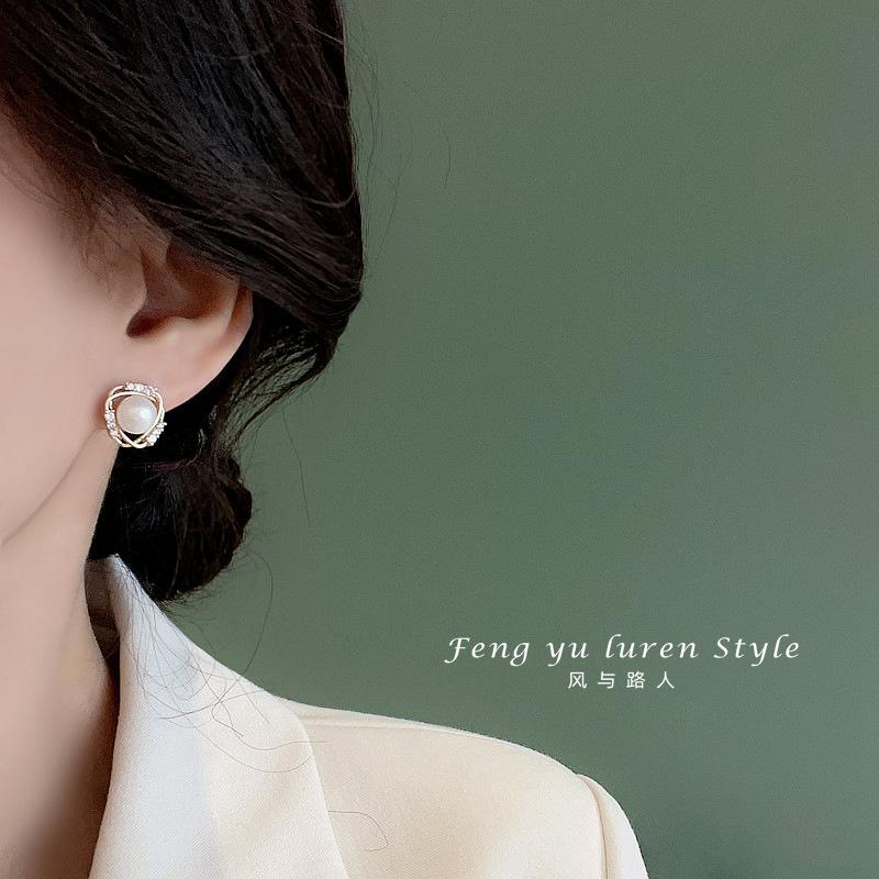 Hollow Pearl Stud Earrings New Popular Light Luxury Geometric Earrings Niche Design High-end Femininity Earrings