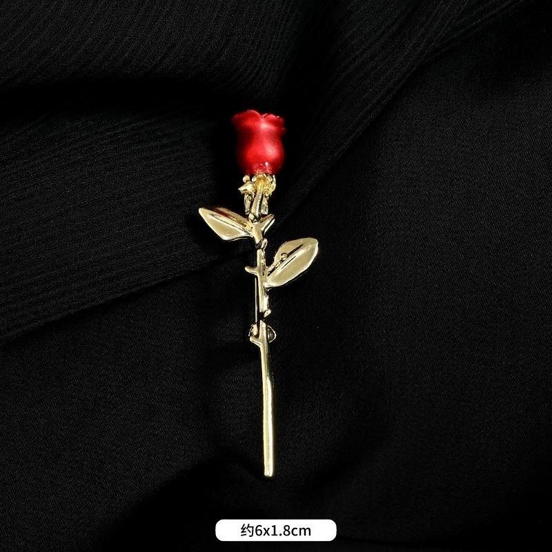 

Брошь с дизайном красного цветка в нише, женственность, высококлассный костюм, свитер, корсаж, булавка-роза, простые аксессуары