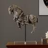 Artigianato in Resina Scultura di Animale Simulato Scultura di Cavallo Ornamenti di Cavallo da Guerra Retrò Statuette Decorative Decorazione per la Casa