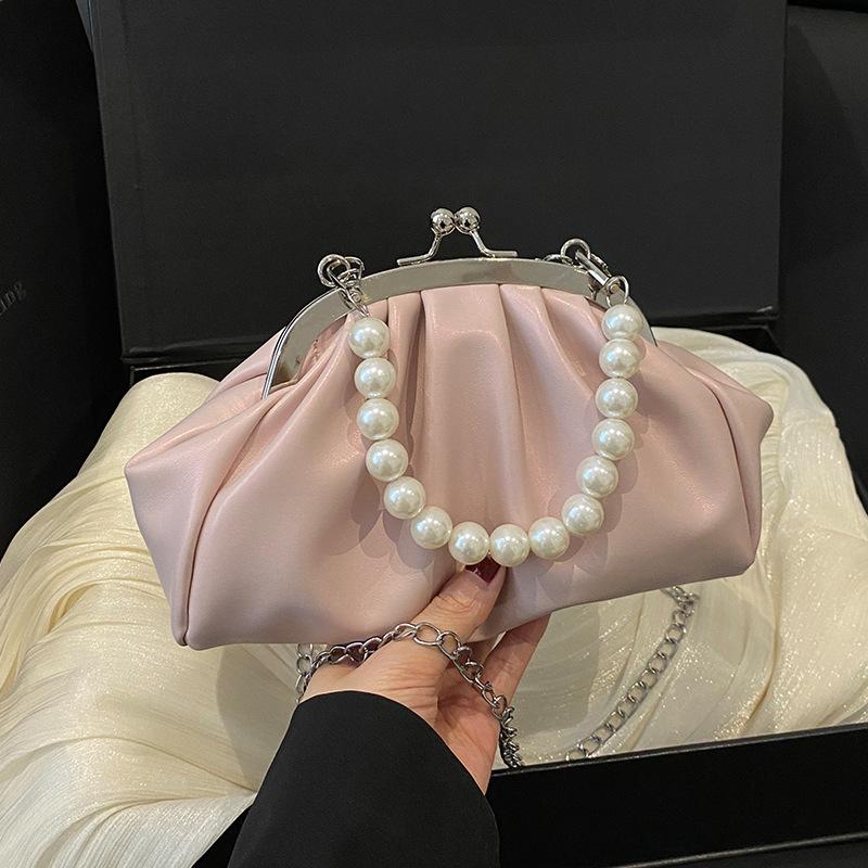 

Жемчужная цепочка сумочка 2025 лето новая нишевая плиссированная сумка-мессенджер большая вместимость маленькая изысканная сумка-клатч розовый