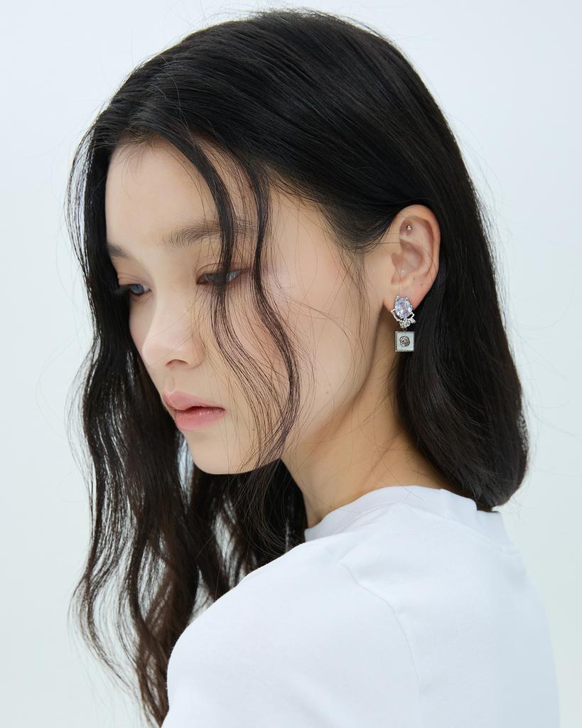 Lovuee Rose Emblem Earrings