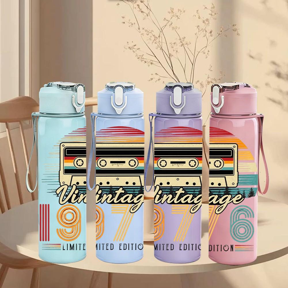 1PC Vintage 1976 Cassette Tape Print 750ml Color Plastic Sports Water Bottle Leakproof Flip Straw Lid Suitable for Sports Office Home Use