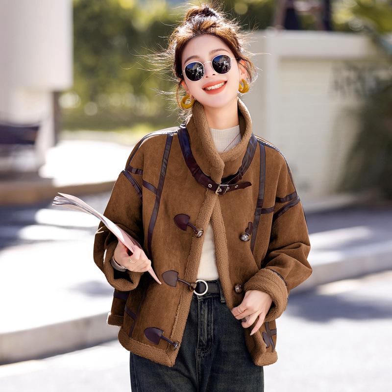 

Женское зимнее пальто из замши 2024: Отделанная мехом шерсть ягненка, свободный и модный корейский стиль M (90-110 kg) кофейный