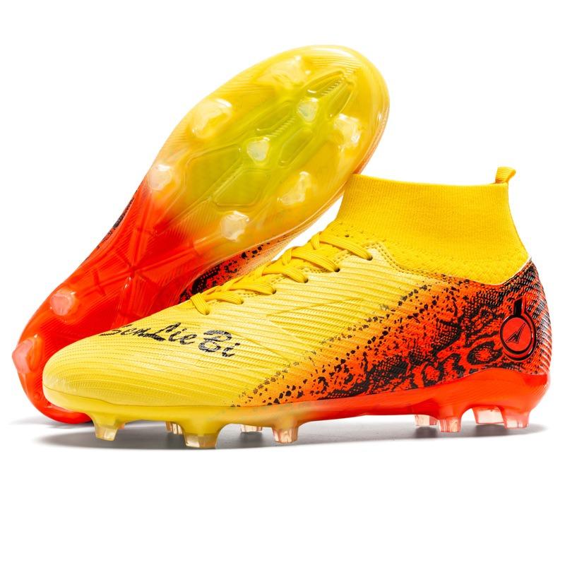 New high-top football shoes, male and female students with broken nails, adult games, and long nails training football shoes.