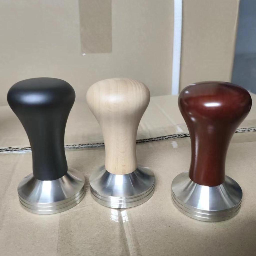 Włoski ubijak do kawy z solidną podstawą ze stali nierdzewnej i drewnianym uchwytem (51mm / 58mm)