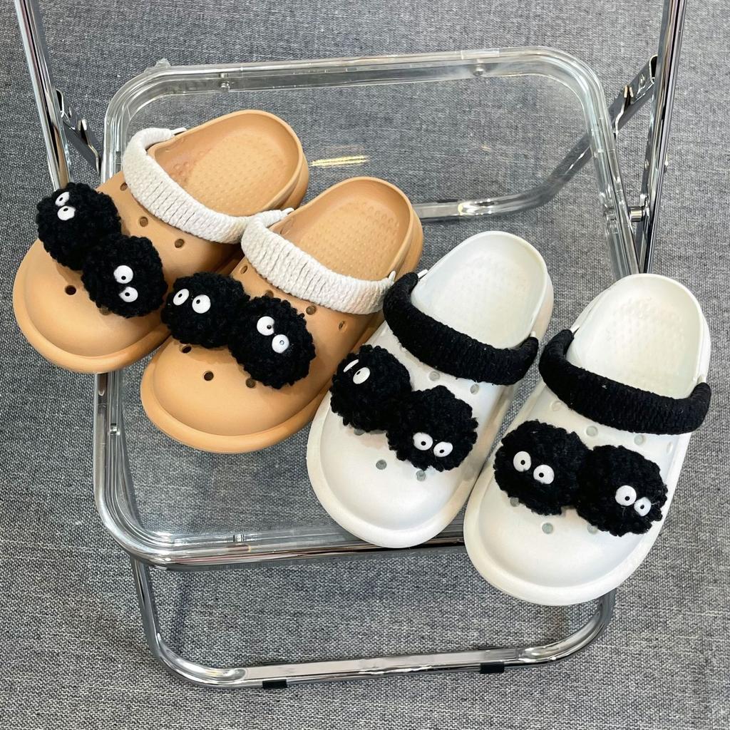 New thick-soled hole shoes hairball slippers women go out in summer, summer sandals to wear by the sea