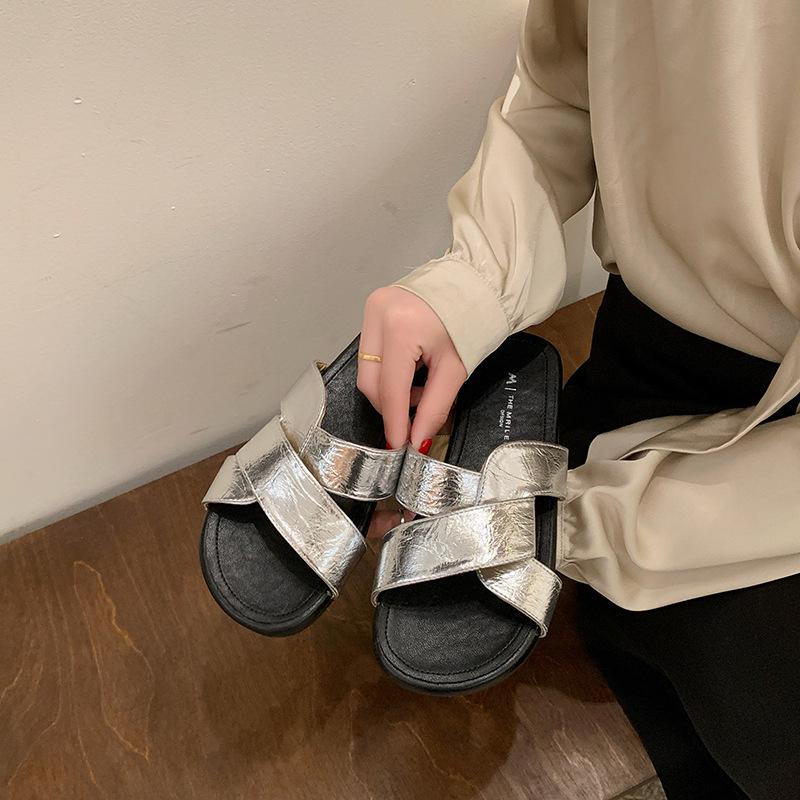 2025 good texture niche kink cross slippers women's soft bottom outer wear summer ins beach one-word flat slippers