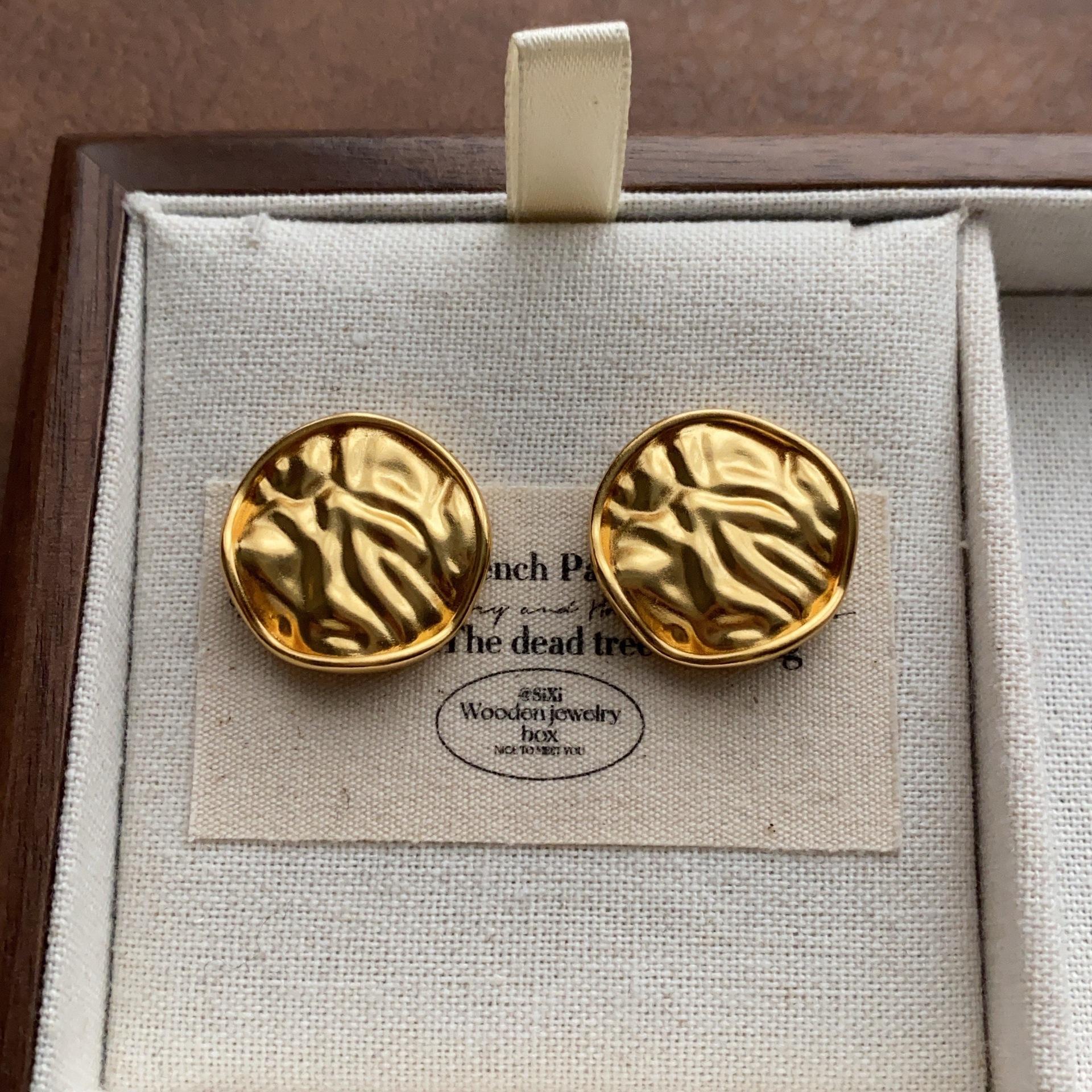 

Minimalist retro metal hammer stud earrings exquisite glossy polished earrings fashionable atmosphere commuting daily versatile earrings