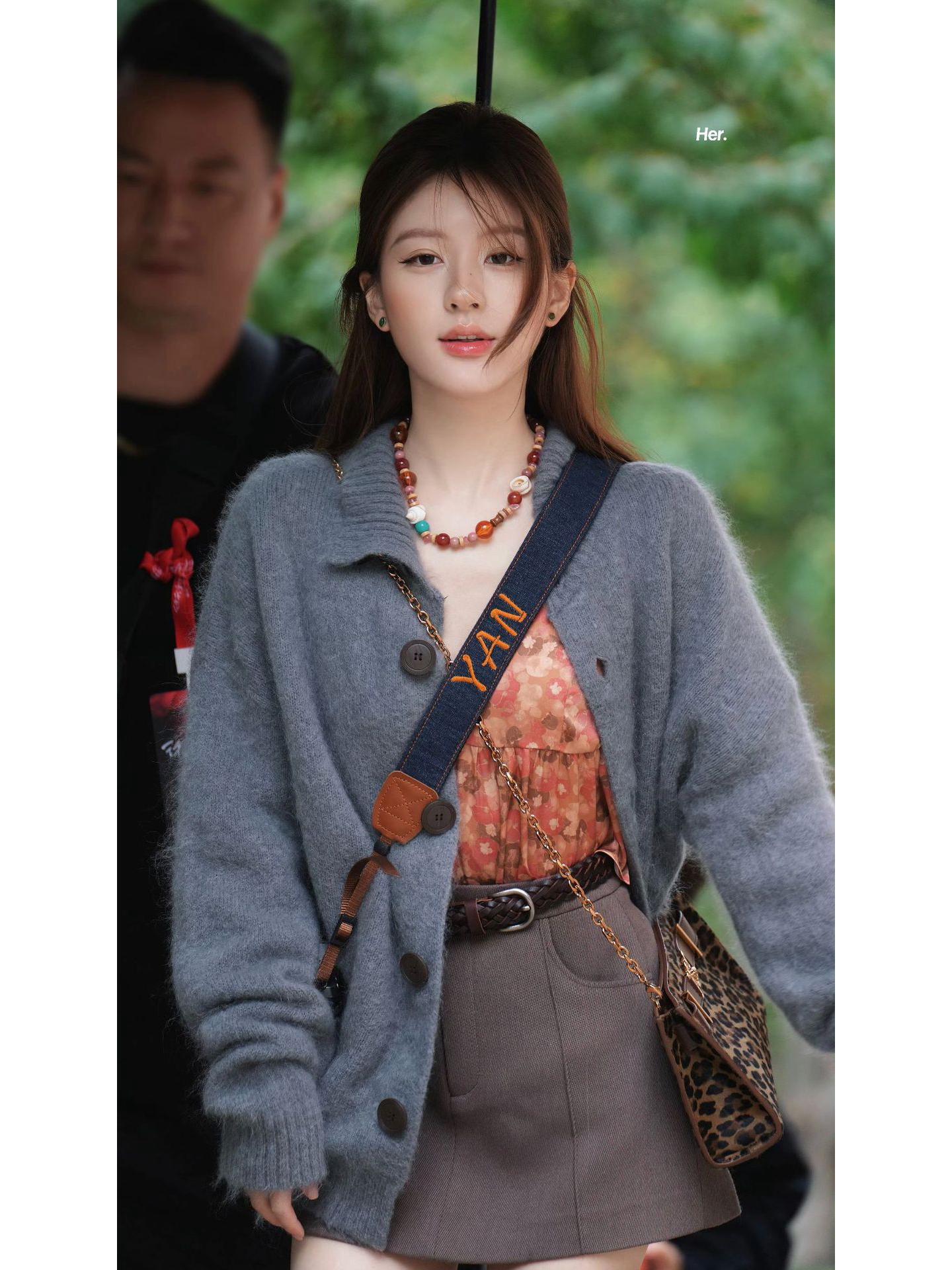 

В наличии Осень 2025 Стиль Чжао Лусы Однотонный вязаный свитер-кардиган с отложным воротником Medium серый