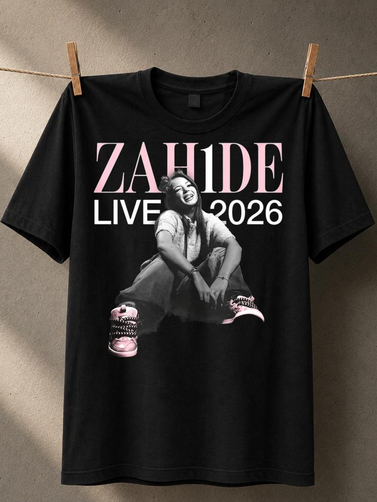 Zahide Live 2026 Sitzendes lächelndes Porträt mit übergroßem rosa Namen und sauberer Konzerttypografie Unisex All T-Shirt