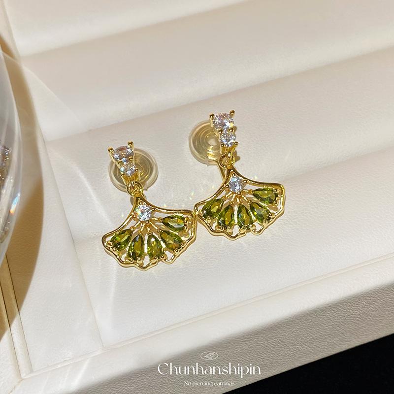 

Fan-shaped ear clips, high-end stud earrings, female niche design, emerald zircon, foreign gas earrings, mosquito coil disc, without ear piercings.
