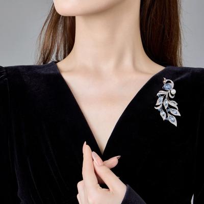 Exclusieve broche met diamanten, stijlvolle uitstraling voor dames, bloem op de borst, multifunctioneel accessoire.
