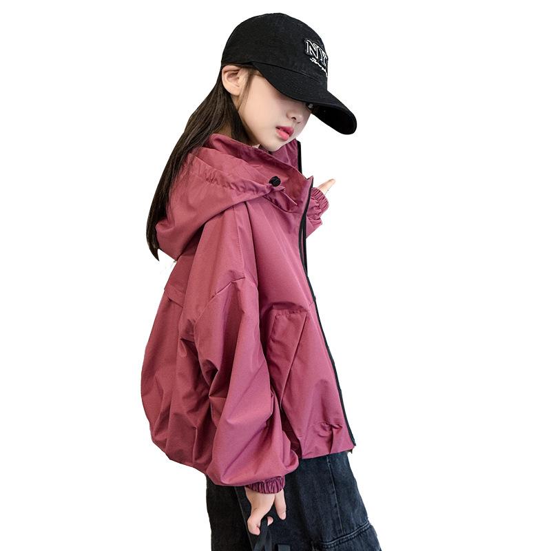 

Девичья куртка-ветровка с капюшоном на весну/осень 2025 - Модная, трендовая верхняя одежда для детей 150 cm