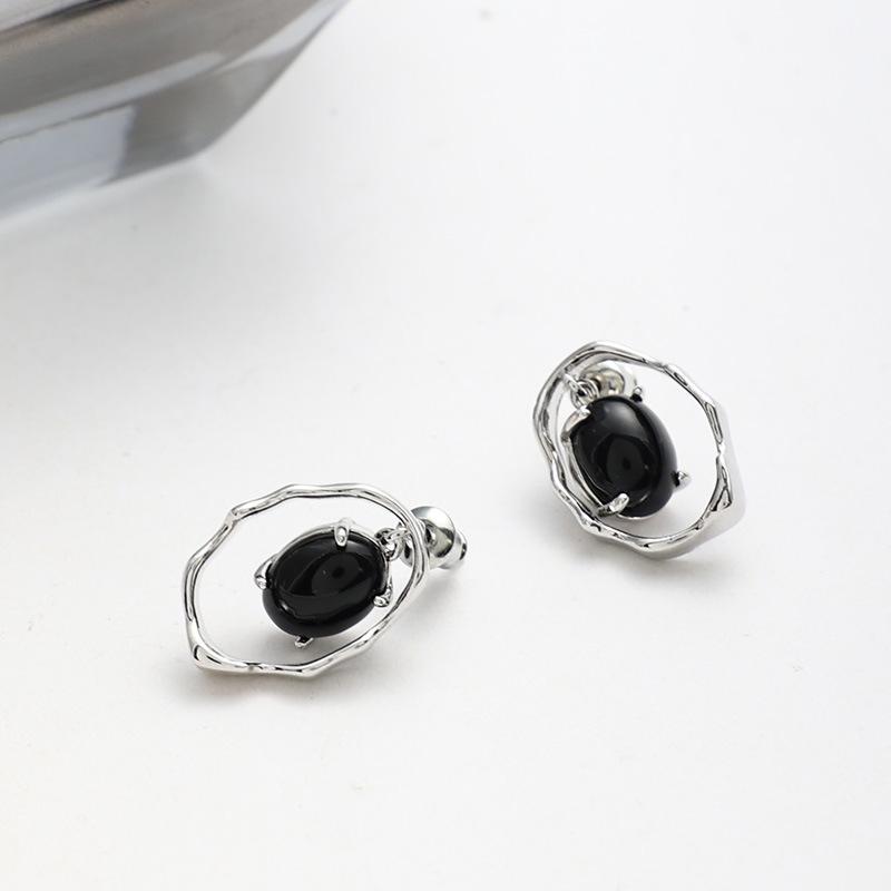 

Elegant Black Agate Gold-Plated Hollow Earrings - Retro, Luxurious Jewelry for Women