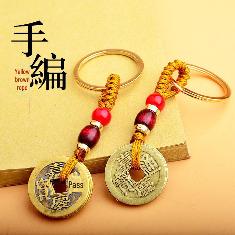 Breloc din alamă cu cei cinci împărați și pandantiv din frânghie galbenă și roșie