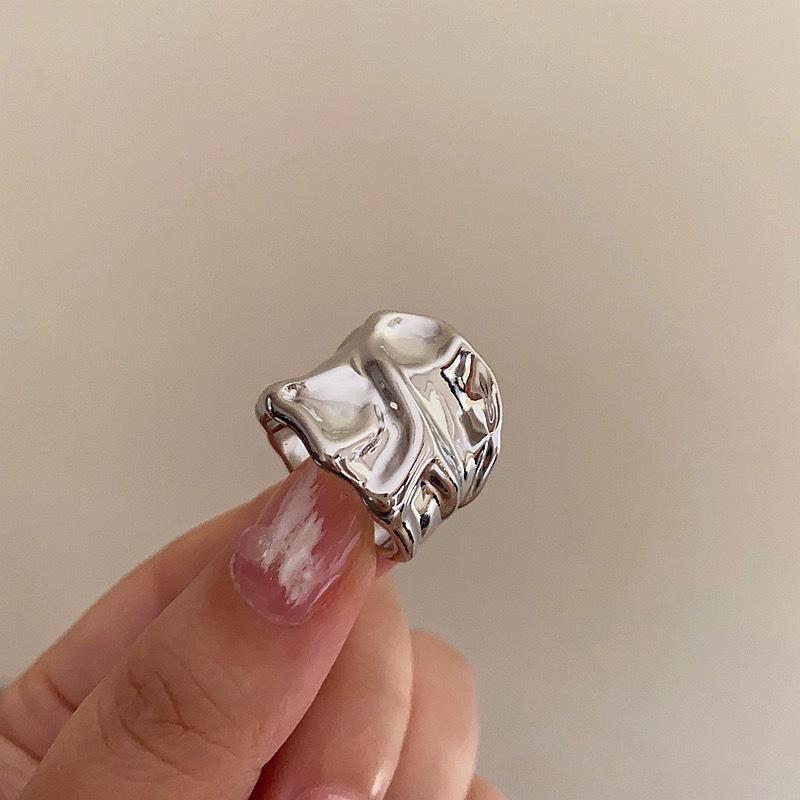 Gothic Irregular Bright Face Wide Edge Rings for Women New Fashion Creative Hollow Geometric Pleated Ring Party Jewelry