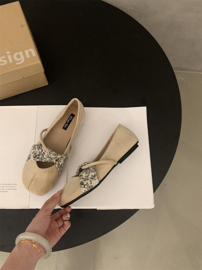Flat-bottomed Retro Mary Jane Shoes Women's Shoes Spring and Autumn Suede Light Mouth One-word Belt with Skirt Single Shoes