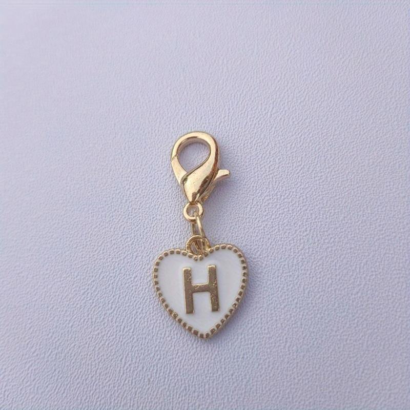 Hetsäljande 26 engelska bokstäver vit dubbelsidig persikohjärta nyckelring hjärtformad legeringsaccessoarprydnad