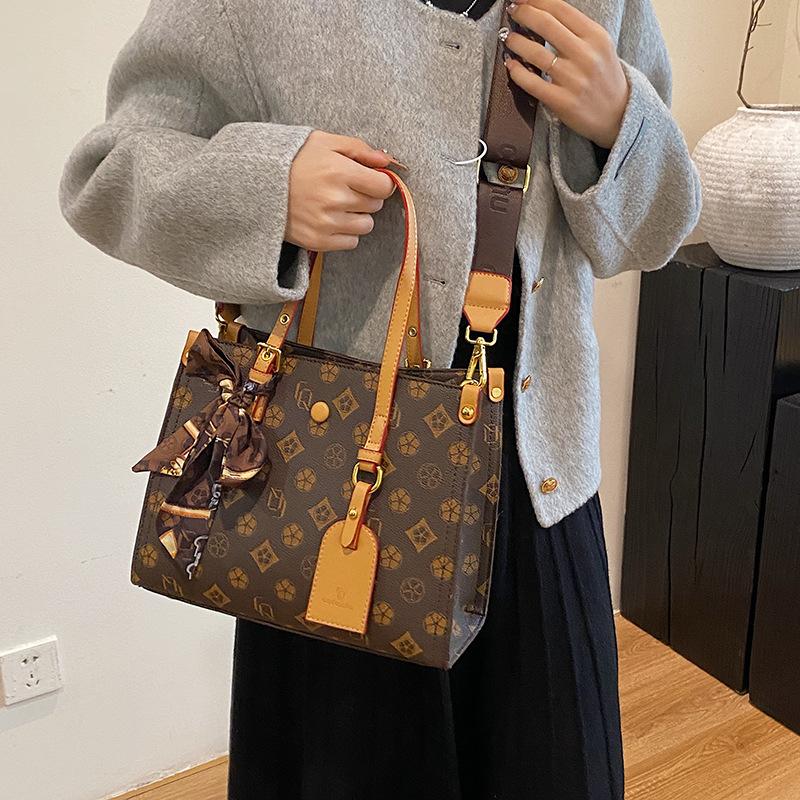 Large-capacity shoulder tote bag, new commuter high-end light luxury women's messenger bag, retro niche women's bag