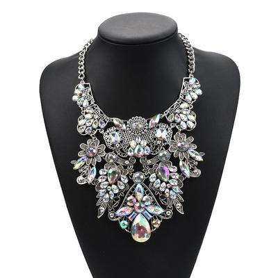 Fashion Court Retro Hohle Übertrieben Halskette, Farbige Diamant-besetzte Damen Artikel