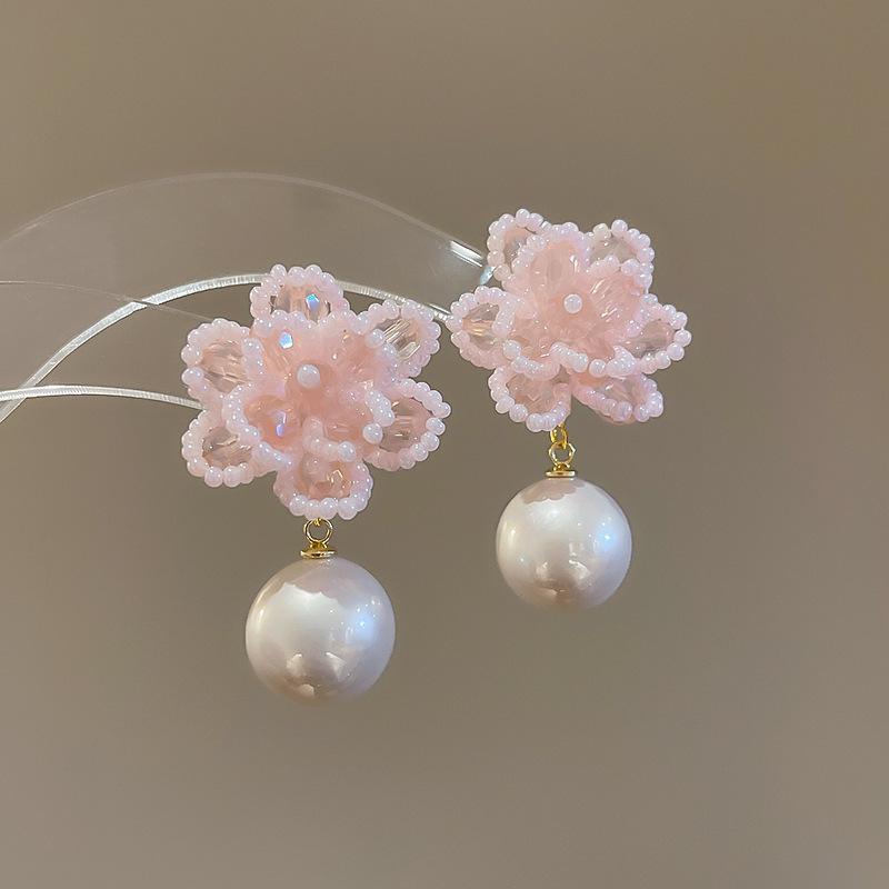 Boucles d'oreilles bohèmes roses à fleurs de perles de rocaille et pompons de perles