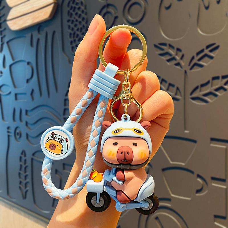 

Брелок-подвеска в виде мультяшной капибары на велосипеде, симпатичное забавное животное, кукла, брелок для рюкзака, украшения, аксессуары, подарки синий