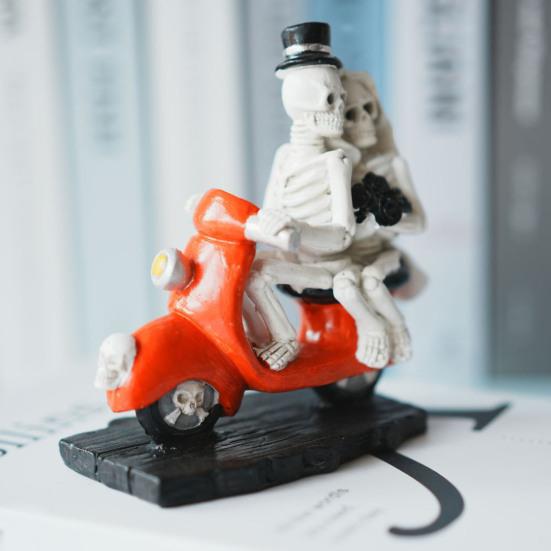 Skeleton Couple Figurine Resin Skeleton Couple Riding Motorcycle Sculpture Gothic Skeleton Statue for Halloween Mantel Table Decor
