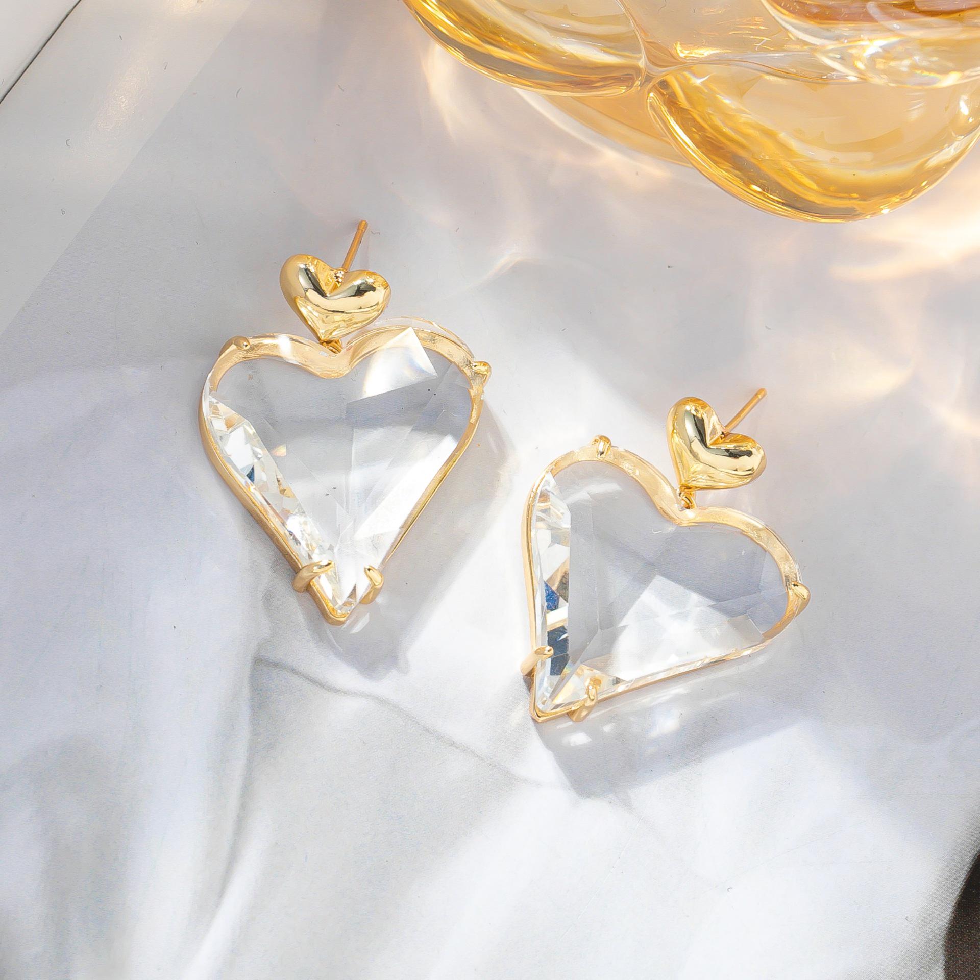 Korean Heart Earrings: Elegant, High-End, and Versatile Heart-Shaped Studs for a Luxurious Style