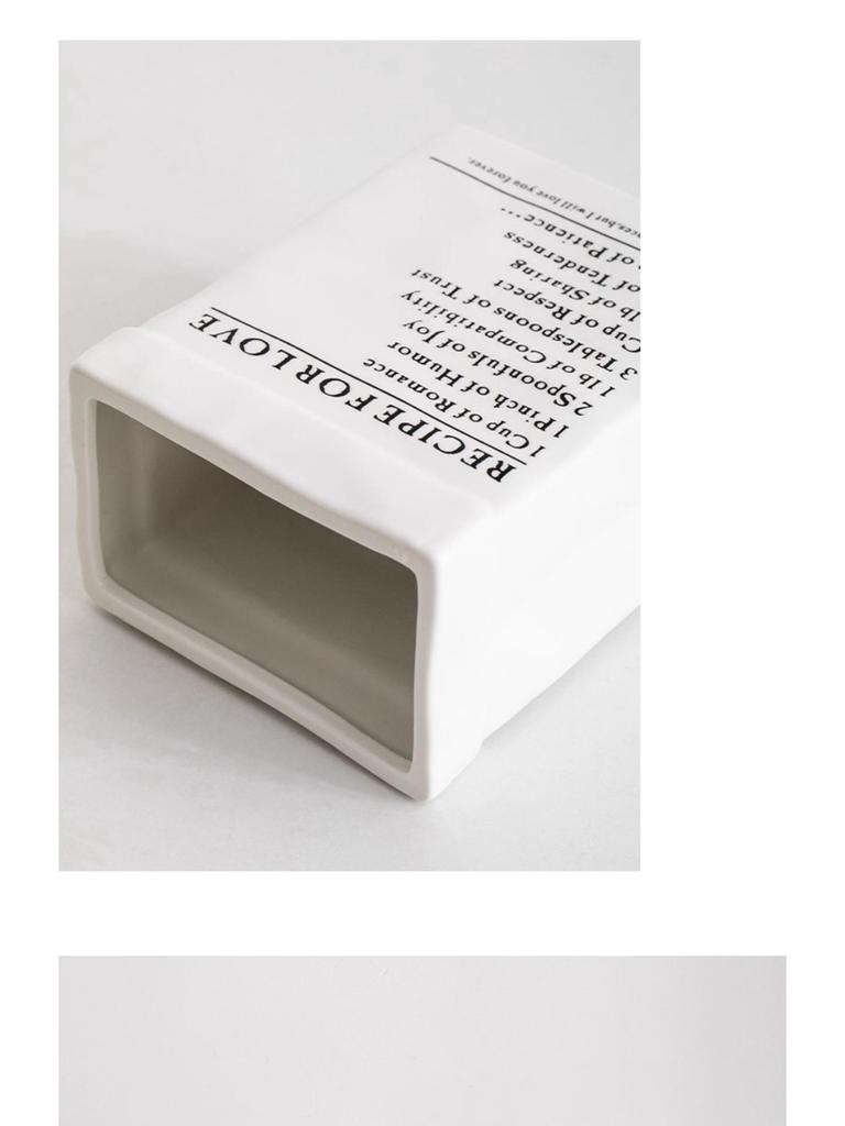 Skandynawski biały ceramiczny wazon na suszone lub świeże kompozycje kwiatowe w wystroju salonu