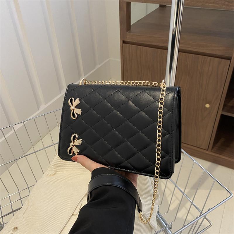 Стильная мини-сумка через плечо Элегантная стеганая сумка-кроссбоди на цепочке для женщин в черном, белом, хаки и розово-розовом цвете чёрный